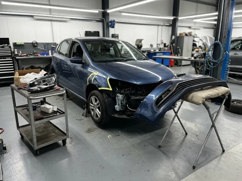 Frente de um carro a ser reparada na oficina