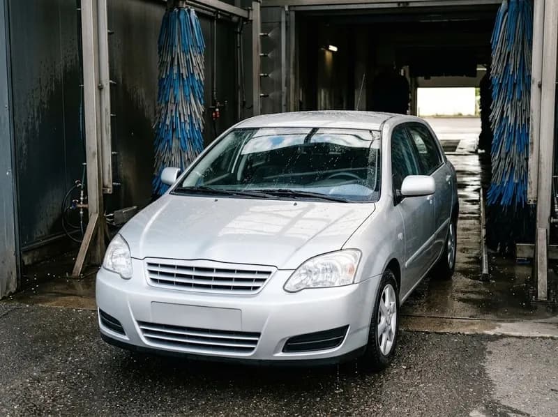 Carro limpo e molhado a sair da lavagem